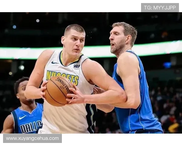 诺维茨基一脚后仰拉开空间，区别于约基奇组织型大个